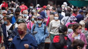 戶外可免全程戴口罩  首日多數民眾仍