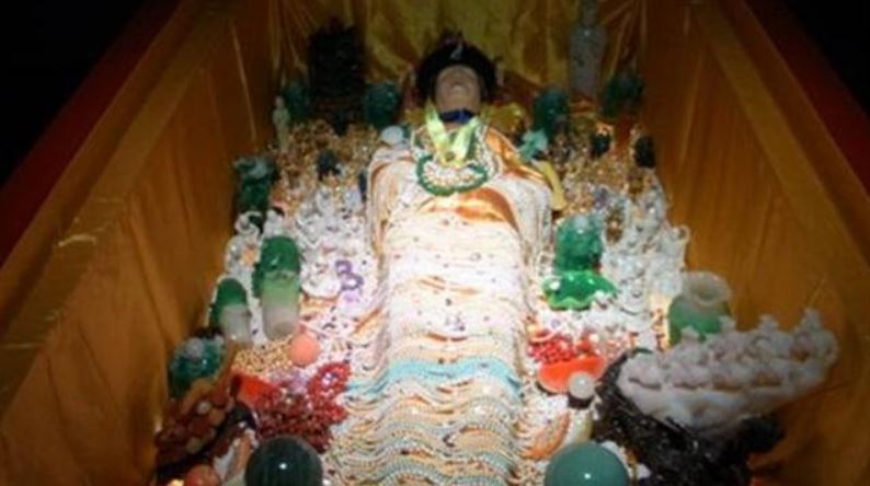 孫殿英炸開慈禧墓後，為何急著扒慈禧褲子