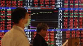 台股大漲333點站回萬五（1）一掃中國大陸軍演利空衝擊，在金融監督管理委員會研擬限空令及國安基金持續關注盤勢下，台股5日開高走高，狂飆超過300點，一舉站回萬五。中央社記者張新偉攝  111年8月5日