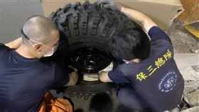 保三總隊破獲竹聯幫弘仁會販毒集團，並在輪胎內搜出89公斤大麻。（圖／翻攝畫面）