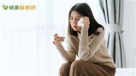 導致免疫失調的原因有很多，比較常見的像是長期壓力大、飲食不均衡或是運動量不足，另外像是先天的遺傳以及內分泌失調也都可能讓免疫失調。