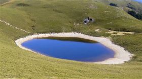 嘉明湖景色優美，又被稱為「天使的眼淚」。（圖／CTWANT）