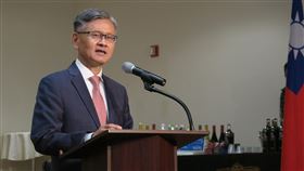 李光章：台灣決心捍衛民主 自衛意志堅定駐紐約辦事處長李光章投書華爾街日報，強調台灣決心捍衛民主，自衛意志堅定。圖為李光章10月18日在駐處活動致詞。中央社記者尹俊傑紐約攝  111年12月2日