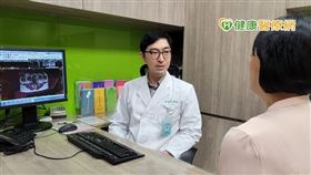 復健科醫師建議：脊椎疾病的患者應積極治療，改正日常生活錯誤姿勢，以免讓病情惡化。