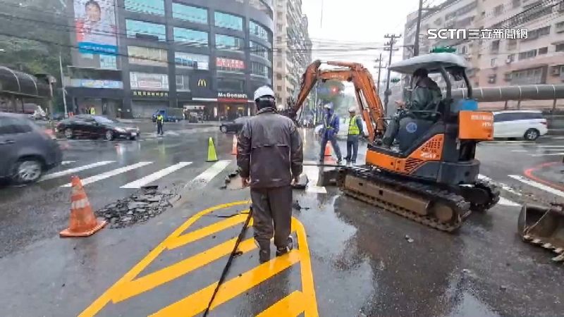 基金一路自來水管破裂　通勤族塞爆