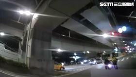 北市林男騎車遭遇警方路檢點加速逃逸，江姓警員抓人反被拖行數公尺。（圖／翻攝畫面）