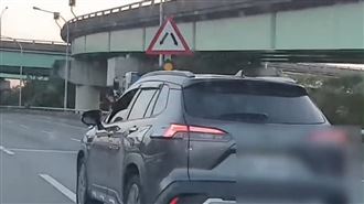 休旅車「直插」號誌桿飆台74！離譜影片曝