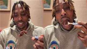 魔獸邊吃燒肉邊學中文！帳單說成「這些詞」　店員聽懂讓他超嗨搖起來。（圖／翻攝自dwighthoward IG直播）