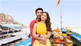 《梵天神器：滅世開端》艾莉雅巴特（Alia Bhatt）、蘭比爾卡浦爾。（圖／原創娛樂提供）