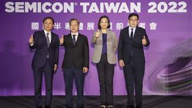 國際半導體展展前記者會  龔明鑫出席2022國際半導體展展前記者會13日在台北舉行，台灣美光董事長盧東暉（左起）、國發會主委龔明鑫、環球晶董事長徐秀蘭、SEMI 國際半導體產業協會全球行銷長暨台灣區總裁曹世綸會中合影。中央社記者鄭傑文攝  111年9月13日