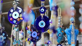 土耳其「邪眼」護身符土耳其人相信藍白相間同心圓「邪眼」可讓人免受負能量侵擾。據說它吸收了壞能量會自己破裂且不會轉移配戴者身上。圖為多款「邪眼」掛飾，攝於2月6日。中央社記者何宏儒邪眼村攝  111年3月26日