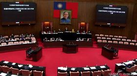 立法院三讀促參法通過，院長游錫堃敲槌。（圖／翻攝畫面）