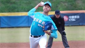 ▲穀保197公分「巨投」蕭齊U18集訓受挫，看運動員勵志書調整心情。（圖／中央社）