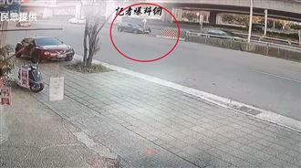 休旅車「直插」號誌桿　撞車影像曝網笑翻