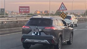 道路指示牌，標誌桿，直立插在休旅車車頭，台74線奔馳(圖／翻攝自記者爆料網)