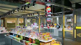 ▲台南南紡店占地逾40坪，整體店面設計以透明、金屬材質為主要元素，結合未來感與工業風（圖／泡泡瑪特台灣提供）