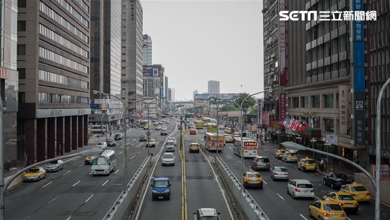 忠孝西路開放機車做半套　北市府說原因