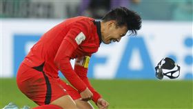 ▲韓國隊孫興慜振奮脫下面罩。（圖／取自AFC FB）