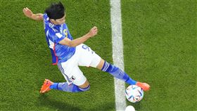 ▲日本致勝球，助攻的三笘薰觸球時，球是否在界內引發熱議。（圖／美聯社／達志影像）