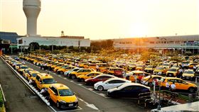 邊境放寬入境旅客漸增  桃機：防疫車隊量能充足桃園國際機場公司15日表示，機場防疫車隊量能充足，目前計程車、租賃車及巴士有1487輛，以9成到勤率計算也達到1338輛，足以因應當前需求，桃機也與松山機場車隊、台灣大車隊及桃園市計程車等單位協調，機動支援機場疏運，以因應未來邊境鬆綁、旅客漸增趨勢。中央社記者吳睿騏桃園機場攝  111年9月15日