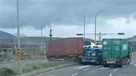 熱水瓶,貨櫃車,方向盤,新北,台北港（圖／翻攝畫面）