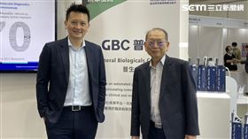 普生總經理林孟德、董事長林宗慶攜旗下「循環腫瘤細胞(CTC)檢測系統」參加台灣醫療科技展。（圖／記者吳康瑋攝）