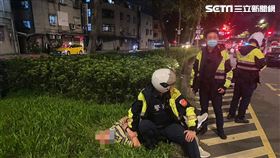 新北黃姓退休警察開車闖越路檢點，遭萬華警方連開3槍制止。（圖／翻攝畫面）