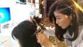 ▲皮膚科醫師詹融怡說，頭皮乾燥、敏感也會是造成發癢與頭皮屑的原因，長期過度使用錯誤的洗髮用品，恐造成頭皮受損、敏感問題更加惡化。（圖／記者楊晴雯攝）