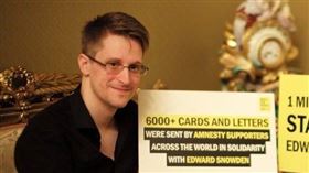 曾揭發美國政府秘密監控計畫的「吹哨者」史諾登（左）表示很希望獲得法國庇護。圖為史諾登與國際特赦組織秘書長謝蒂（Salil Shetty）見面。（圖取自twitter.com/Snowden）