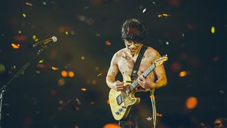 盧廣仲小巨蛋開唱破紀錄　脫上衣彈吉他