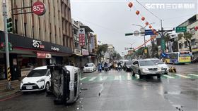 桃園林男開車延平路三段時，因變換車道過快，與後方貨車發生擦撞。（圖／翻攝畫面）