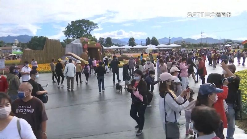 台中花毯節開園首日　逾千人湧進拍美景