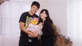 簡懿佳懷二寶（圖／翻攝自簡懿佳臉書）