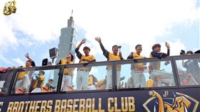 ▲中信兄弟台北封王遊行，球員和台北101合影。（圖／中信兄弟球團提供）