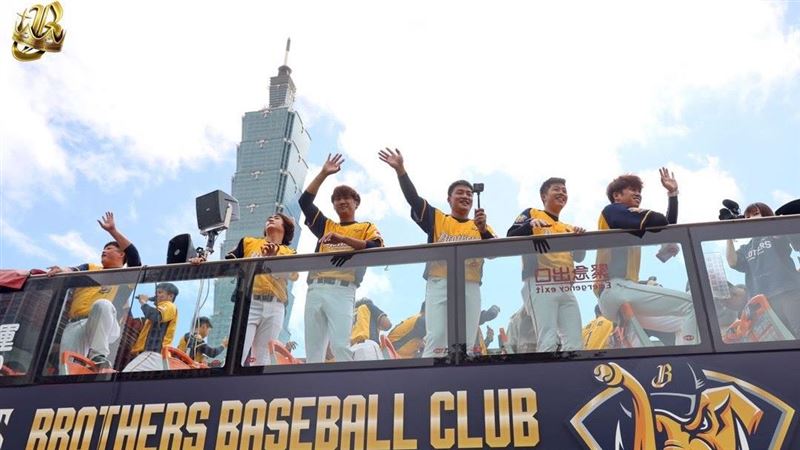 中信兄弟台北封王遊行　20萬象迷一同慶祝