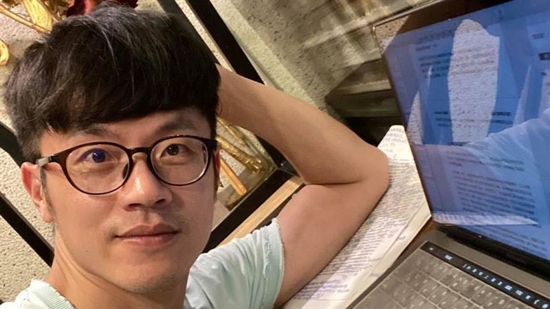 陳嘉行選後消失？名導爆他私帳每天發文