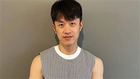 藝人「焦糖哥哥」陳嘉行接受《三立新聞網》訪問15字曝選後心情。（圖／翻攝焦糖哥哥-陳嘉行臉書）