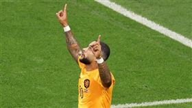 迪佩（Memphis Depay）上半場10分鐘就射門破網，幫助荷蘭先馳得點，也踢進國家隊第43顆球。（圖／翻攝自FIFA推特）