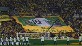 足球傳奇比利（Pele）已被送進安寧病房，世界盃上巴西球迷舉著一面巨大的巴西國旗，上面印有前巴西球員貝利的照片，上面寫著英文“貝利，早日康復”▲。（圖／美聯社／達志影像）