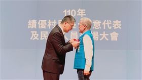 內政部今（30）日在臺南市舉行「110年資深績優村里長、地方民意代表及民政人員表揚大會」，共430人獲表揚，由部長徐國勇主持(圖/內政部提供)