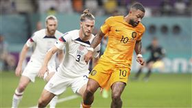 ▲荷蘭迪佩（Memphis Depay）（右）為足球放棄音樂夢，隊史得分榜排名第2。（圖／美聯社／達志影像）