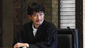 年初竹野內豐傳失聯找不到人，事實上他已默默拍完新電影。（圖／翻攝自《鴉色刑事組》推特）