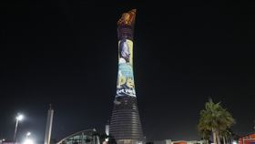 ▲阿爾發塔（Aspire Tower）螢幕秀出巴西足球巨星比利（Pele）的照片及祝福字樣。（圖／美聯社／達志影像）