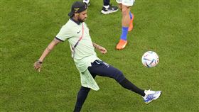▲巴西主將內馬爾（Neymar）已恢復練球，在場邊小試身手。（圖／美聯社／達志影像）