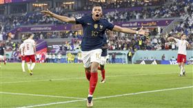 ▲波蘭的前鋒說「恐怕要搬出機車大軍」，才能箝制姆巴佩（Kylian Mbappe）。（圖／美聯社／達志影像）