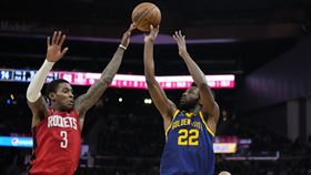 ▲威金斯（Andrew Wiggins）（右）19投14中含8顆三分球砍下36分，刷新本季新高，助勇士擊退火箭。（圖／美聯社／達志影像）