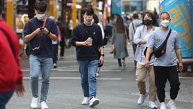 COVID-19本土增1萬4019例（1）中央流行疫情指揮中心公布，國內2日新增1萬4019例COVID-19本土病例。12月起戶外不用再配戴口罩，但多數民眾外出還是習慣戴上口罩，僅飲食時暫時脫下。圖為台北西門商圈人潮。中央社記者吳家昇攝  111年12月2日