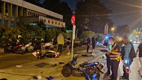 男疑精神恍惚  開車撞17部機車（1）陳姓男子4日凌晨駕駛租來的BMW轎車，行經台中市南區中興大學獸醫院前，疑因精神恍惚衝撞停放人行道上的17部機車，幸過程中無人受傷。（翻攝照片）中央社記者蘇木春傳真  111年12月4日