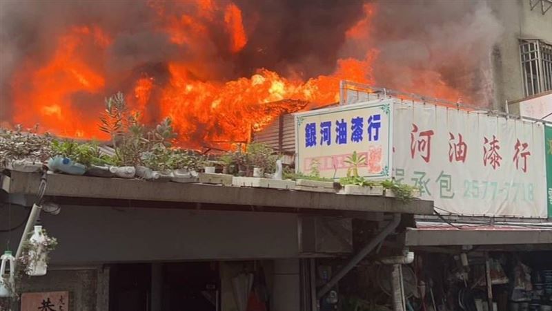 新／松山區油漆行大火！消防員灌救中