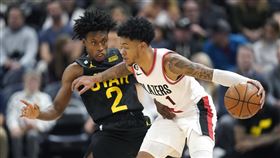 ▲西蒙斯（Anfernee Simons）（右）25投15中含7顆三分球猛飆45分，寫下職業生涯新高分。（圖／美聯社／達志影像）